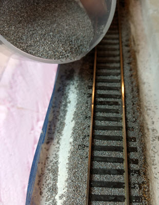 [ballast outside rails]