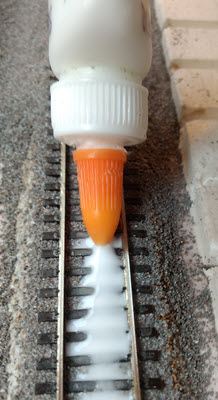 [glue between rails]