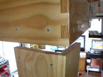 [leg mounting holes]